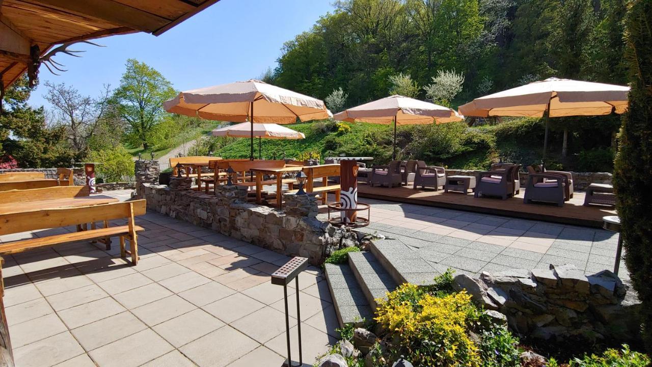 Pod Hradom Restaurant & Pension Topoľčany Eksteriør bilde