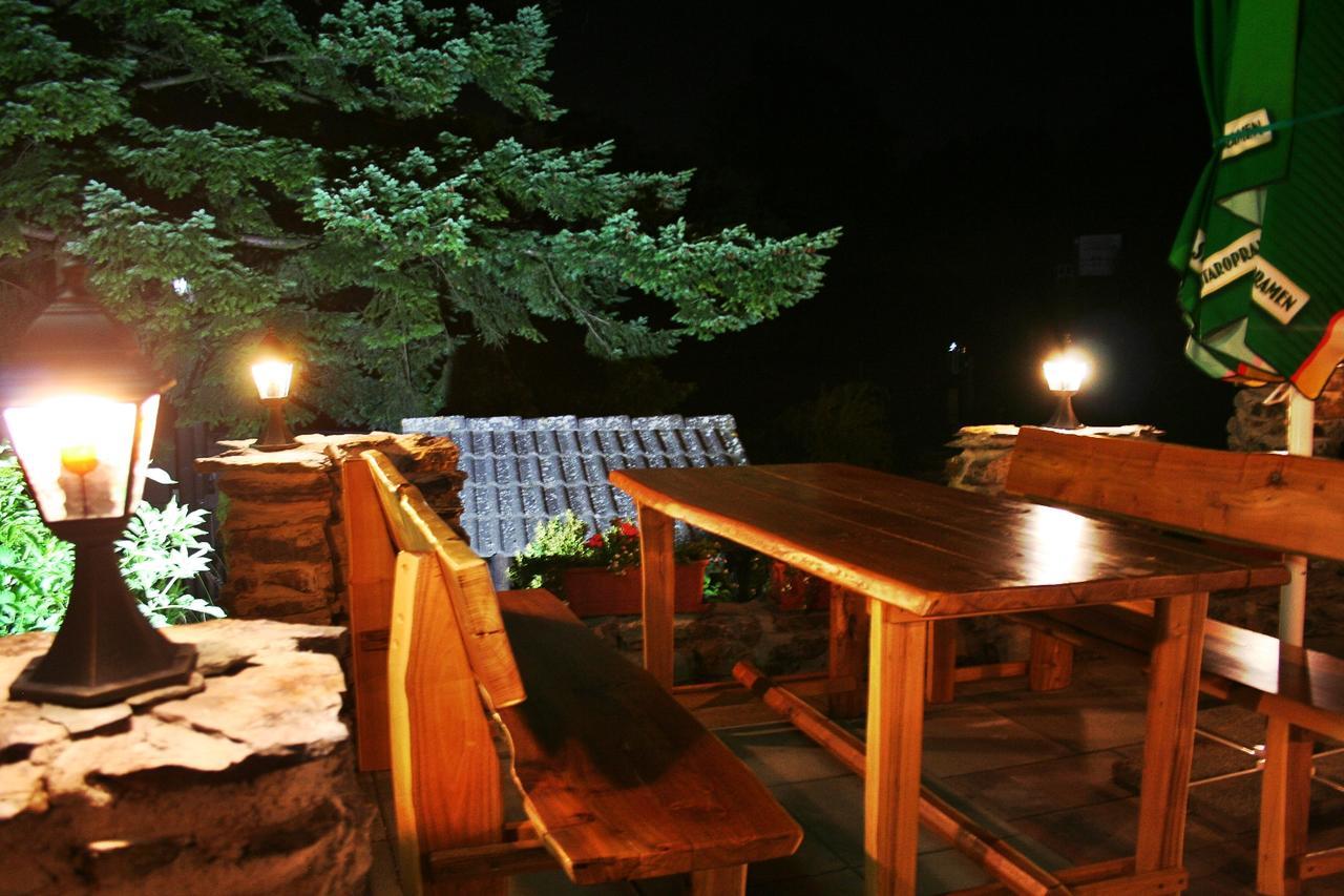 Pod Hradom Restaurant & Pension Topoľčany Eksteriør bilde